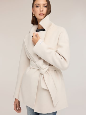 Cappotto invernale di MOTIVI in bianco