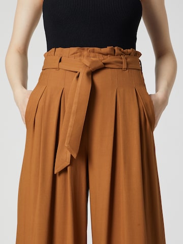 Guido Maria Kretschmer Women Loose fit Pleat-Front Pants 'Fee' in Brown