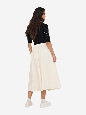 Gonna 'Onlmaila Long Pleat Skirt Ox Wvn 15369555' di ONLY in bianco