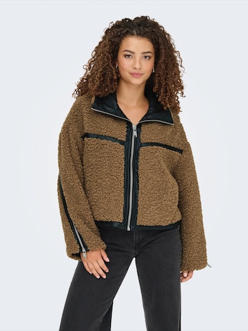 Veste fonctionnelle 'ONLPATTI' ONLY en marron : devant