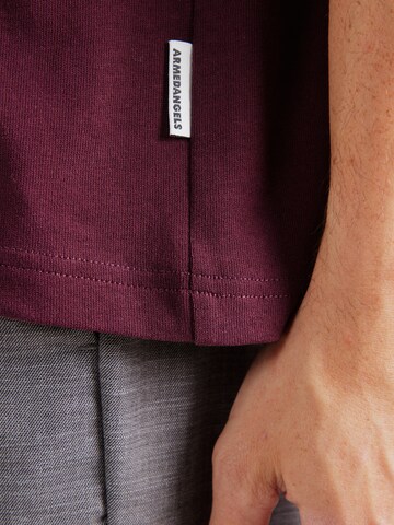 T-Shirt 'MAARKOS' ARMEDANGELS en rouge