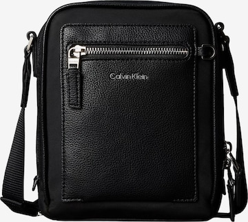 Calvin Klein Taška přes rameno – černá: přední strana