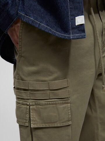 Pull&Bear Tapered Cargo trousers in Green