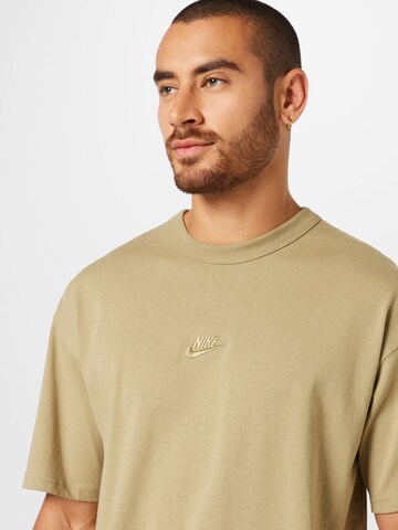 Tricou 'Premium Essentials' de la Nike Sportswear pe verde