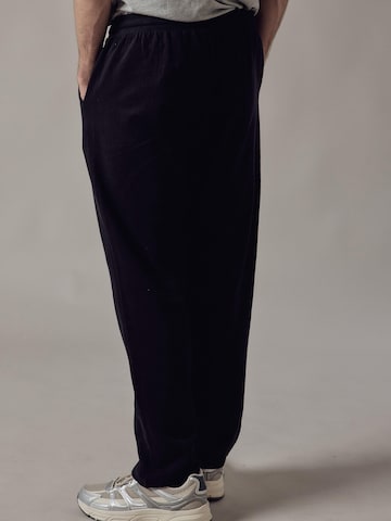 Regular Pantalon 'Joggers Felpati Dritti' OWN Off With Nature en noir