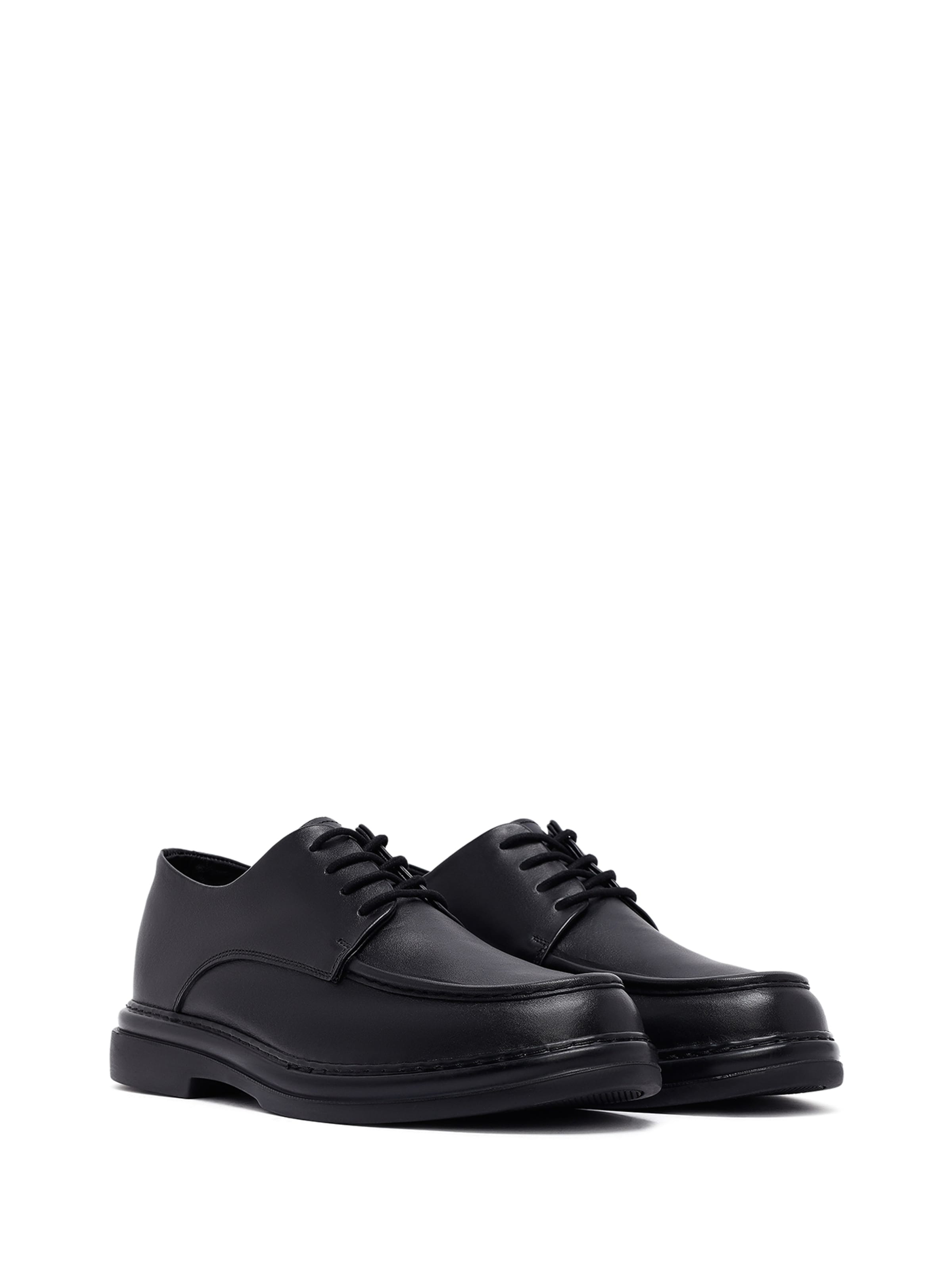 Scarpa stringata di Derimod in nero