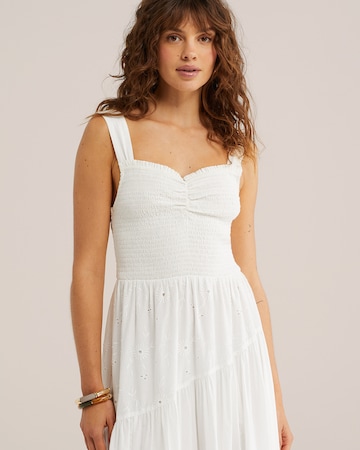 Robe d’été WE Fashion en blanc