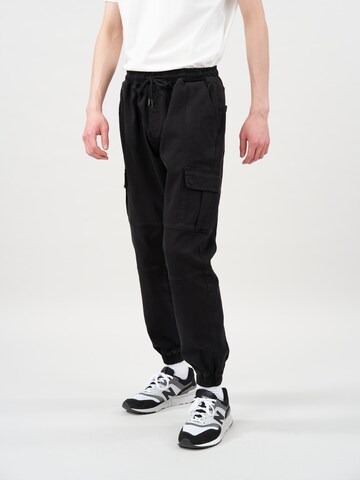 Cørbo Hiro Tapered Cargo trousers 'Ronin' in Black: front