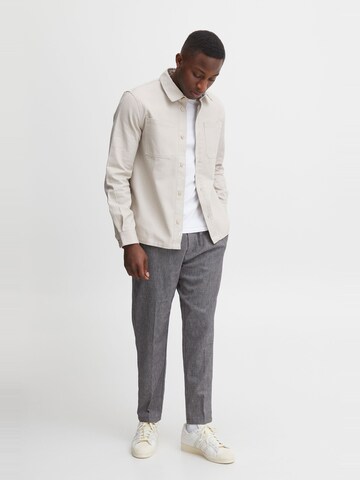 Regular Pantalon 'Pilou' Casual Friday en gris
