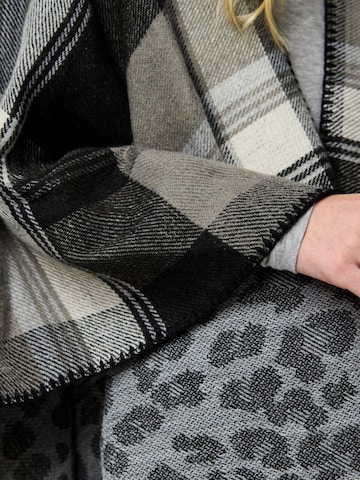 Mantellina di PIECES in grigio