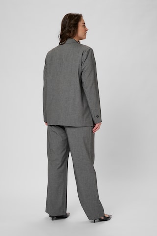 KAFFE CURVE Blazer i grå