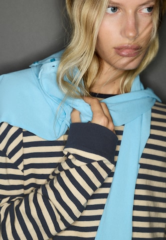 Tricou de la Pull&Bear pe maro