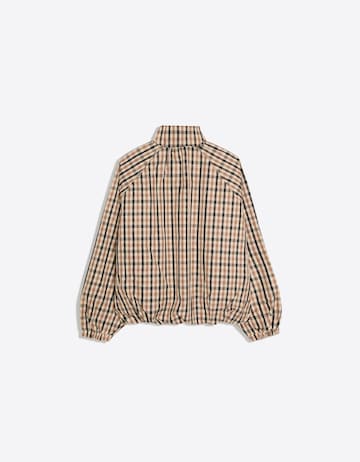 Geacă de primăvară-toamnă de la Bershka pe bej