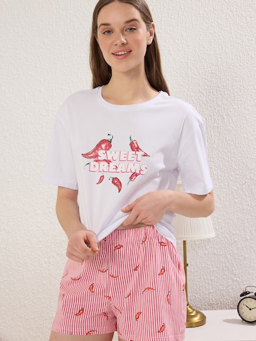 Trendyol Шорты в Ярко-розовый: спереди