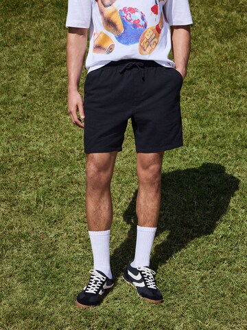 Next Loosefit Shorts in Schwarz: Vorderseite