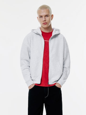 Veste de survêtement Pull&Bear en gris : devant