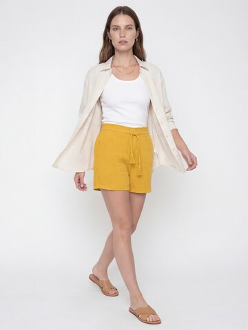 Antargo Regular Trousers 'Women's Musselin Shorts' in Yellow