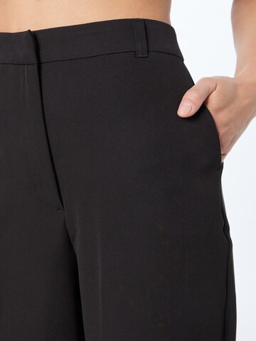 Wide leg Pantaloni cu dungă de la NEW LOOK pe negru