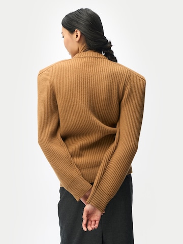 GOBI Cashmere Pullover 'Sculpted-Shoulder Cashmere Sweater'‌‌ in Beige