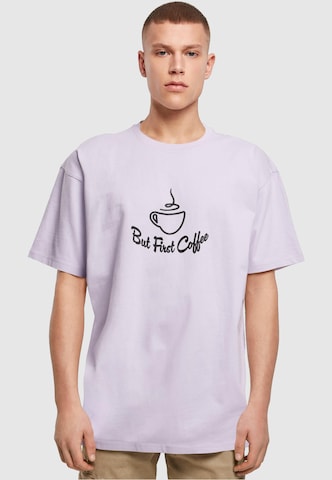 Merchcode Shirt 'But First Coffee' in Lila: voorkant