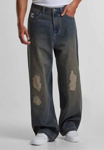 Karl Kani Loose fit Jeans in Blue: front