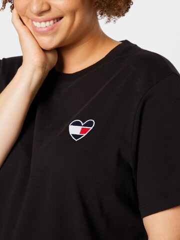 Tricou de la Tommy Jeans Curve pe negru