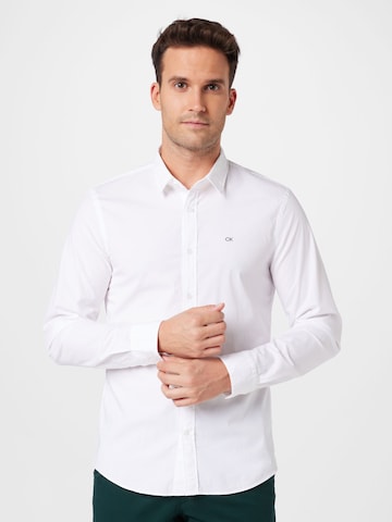 Coupe slim Chemise Calvin Klein en blanc : devant