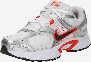Baskets basses 'V5' Nike Sportswear en blanc : devant