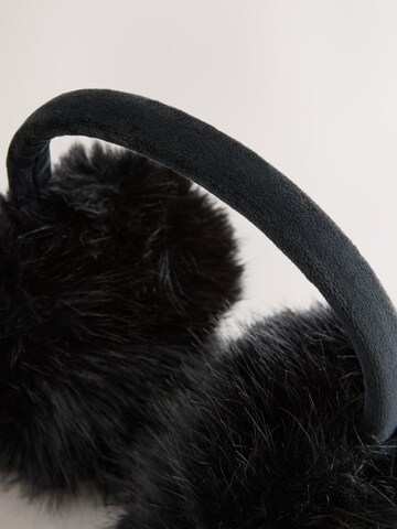 Urechiușe de la Next pe negru