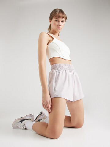 NIKE Regular Sportshorts 'One' in Lila