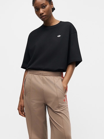 ADIDAS ORIGINALS - Camiseta talla grande 'Essentials' en negro