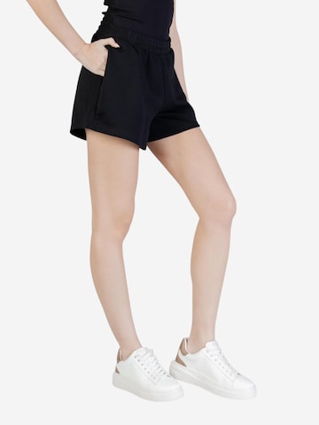 Wide leg Pantaloni 'SILVY SHORTS V6GD14 K3090' di GUESS in nero