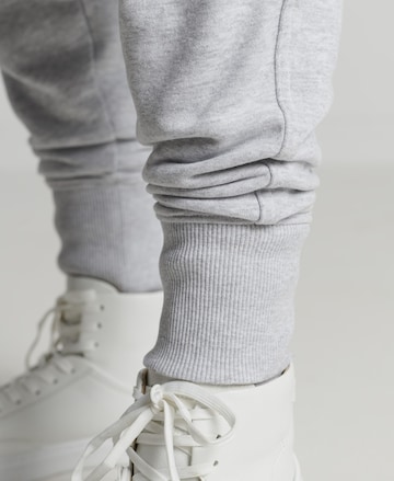 Effilé Pantalon de sport Superdry en gris