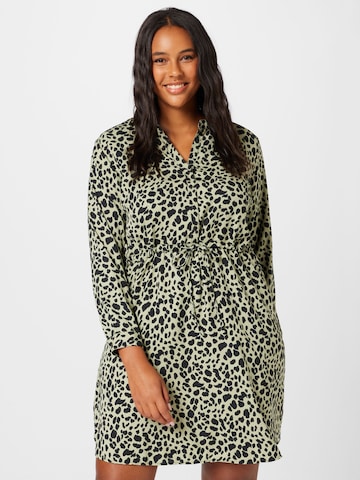 Robe-chemise 'CORY' ONLY Curve en vert : devant