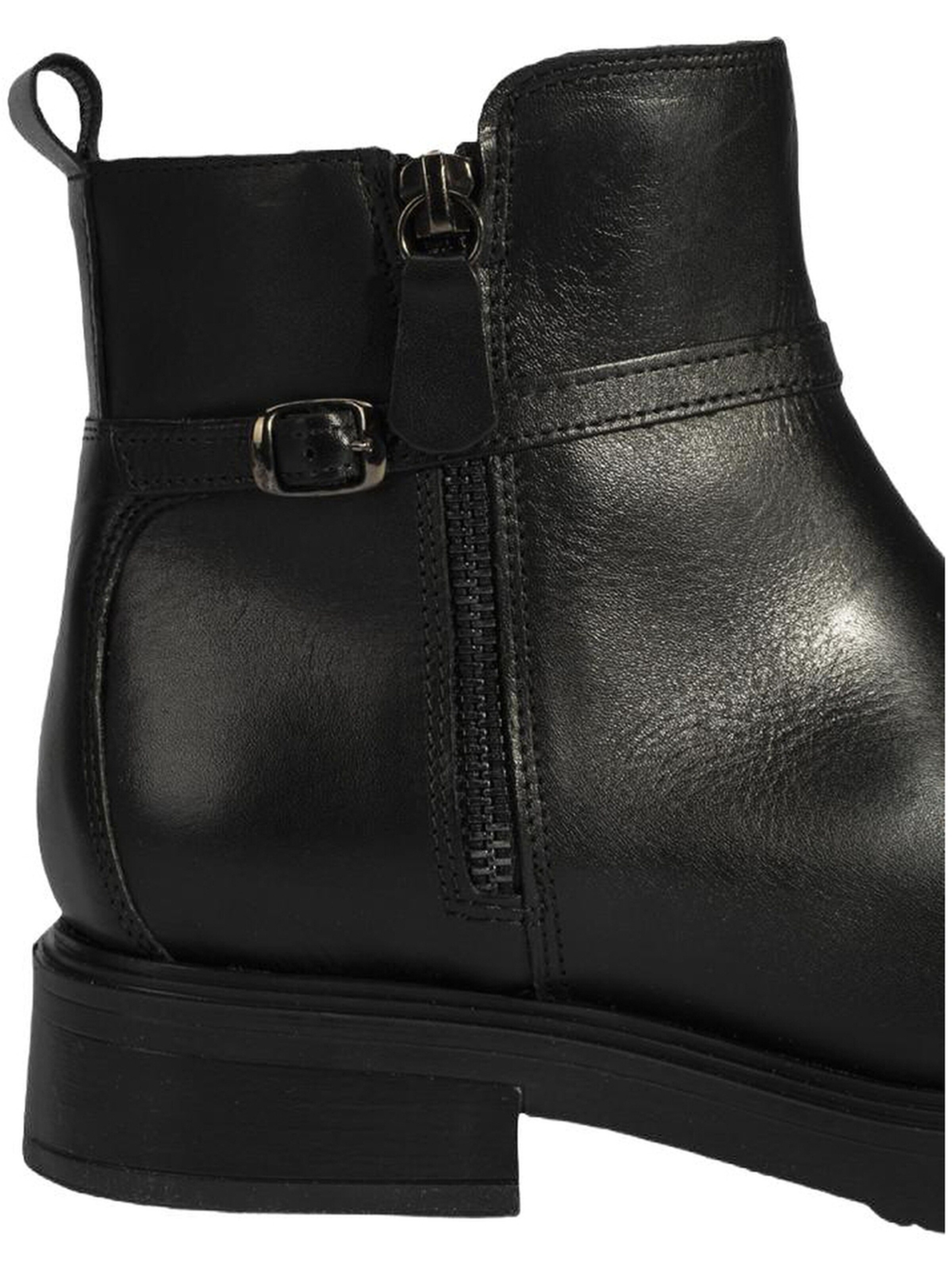 Desa Boots in Black