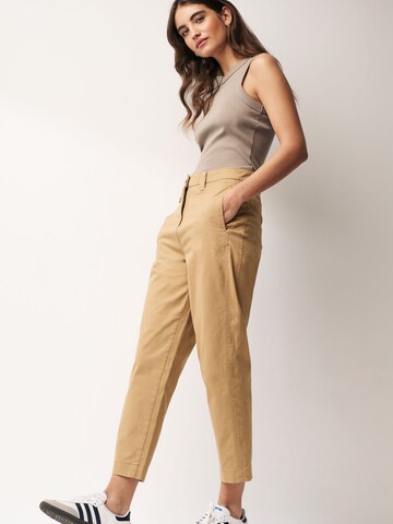 regular Pantaloni chino di Next in marrone