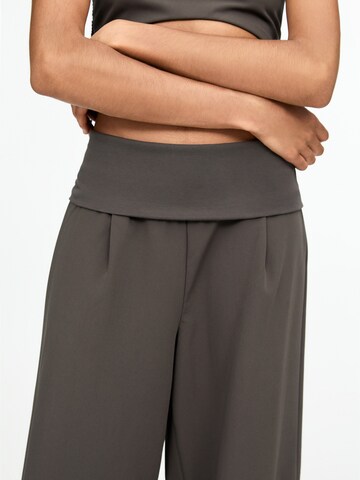 Pull&Bear Wide Leg Bukser med lægfolder i grå