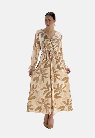 Elara Jurk in Beige: voorkant