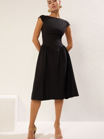 Robe de cocktail Trendyol en noir : devant