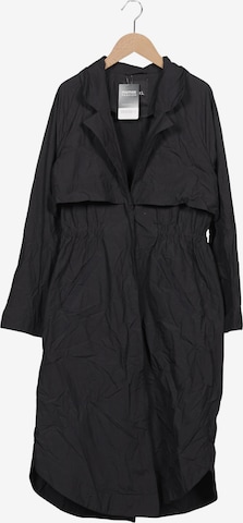 Monki Mantel XS in Schwarz: Vorderseite