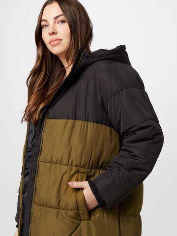 Manteau d’hiver 'Bee' PIECES Curve en vert