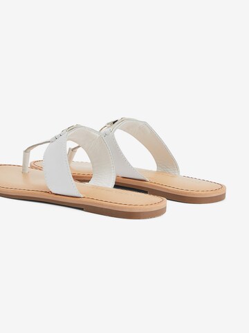 TOMMY HILFIGER T-Bar Sandals in Beige