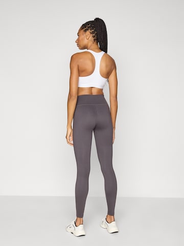 Skinny Pantalon de sport 'ONE' NIKE en gris