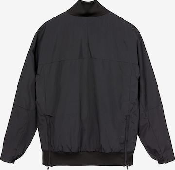 pinqponq Toiminnallinen takki värissä musta
