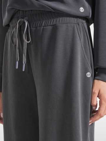 DEHA Slim fit Trousers in Grey