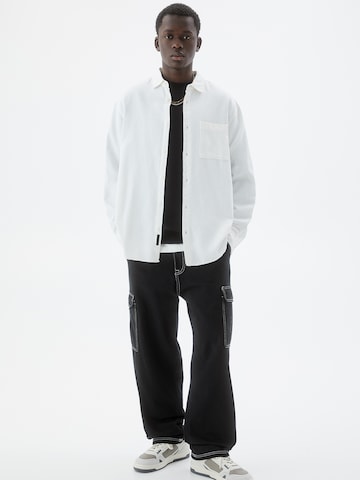 Pull&Bear Comfort fit Koszula w kolorze biały