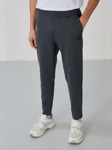 Tommy Life - Fato de desporto em cinzento