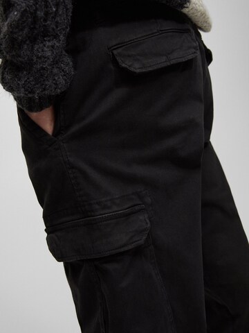 Pull&Bear Дънки Tapered Leg Карго панталон в черно