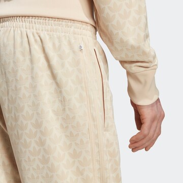 ADIDAS ORIGINALS Loosefit Bukser 'Graphics Monogram' i beige