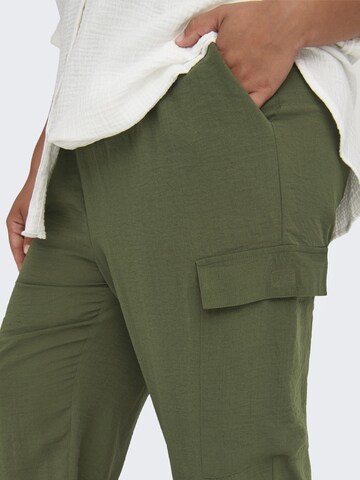 Loosefit Pantalon cargo ONLY Carmakoma en vert